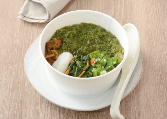 あたたかいお出汁で食べる三陸産めかぶのネバネバご飯（もち麦入りご飯）