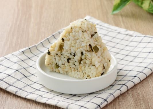 三陸産わかめのもち麦入りおにぎり