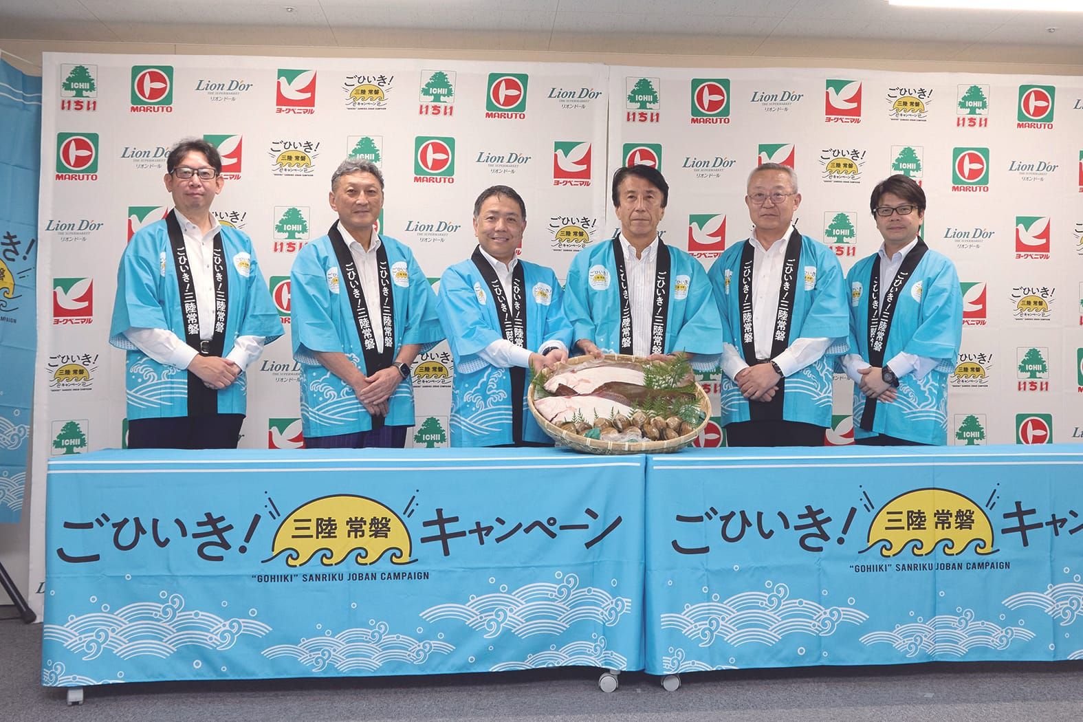 福島コラボキックオフ記念PRイベントでの集合写真の様子